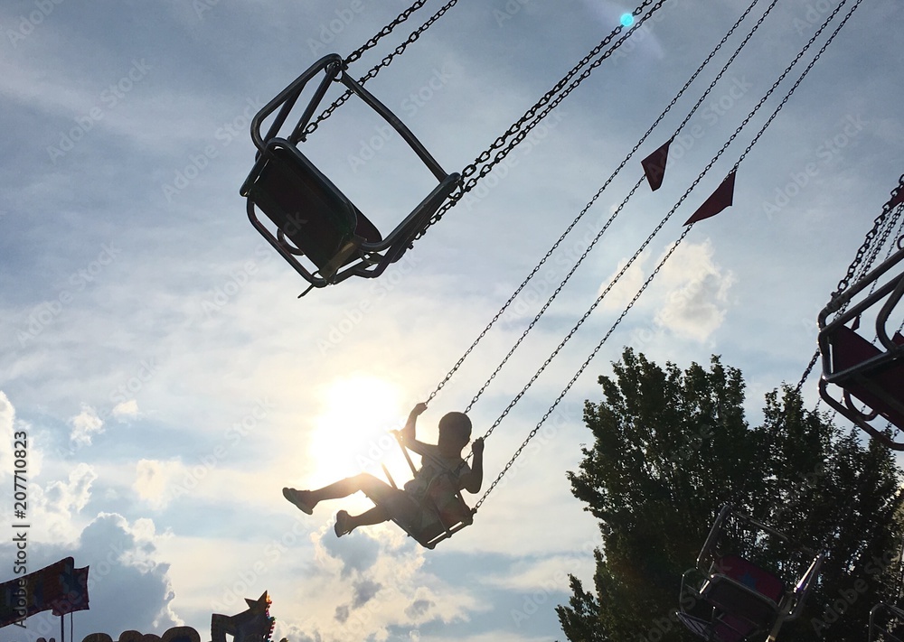 Kettenkarusell auf einem Volksfest Kettenkarusell auf einem Volksfest