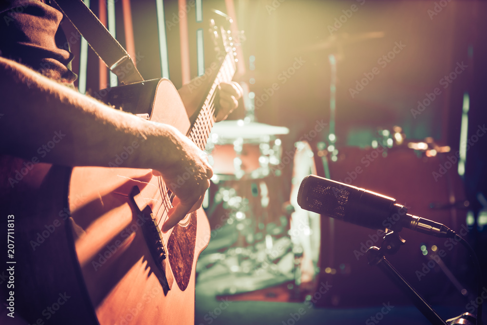 Obraz premium Mikrofon Studio nagrywa zbliżenie gitary akustycznej. Piękny zamazany tło barwioni lampiony.