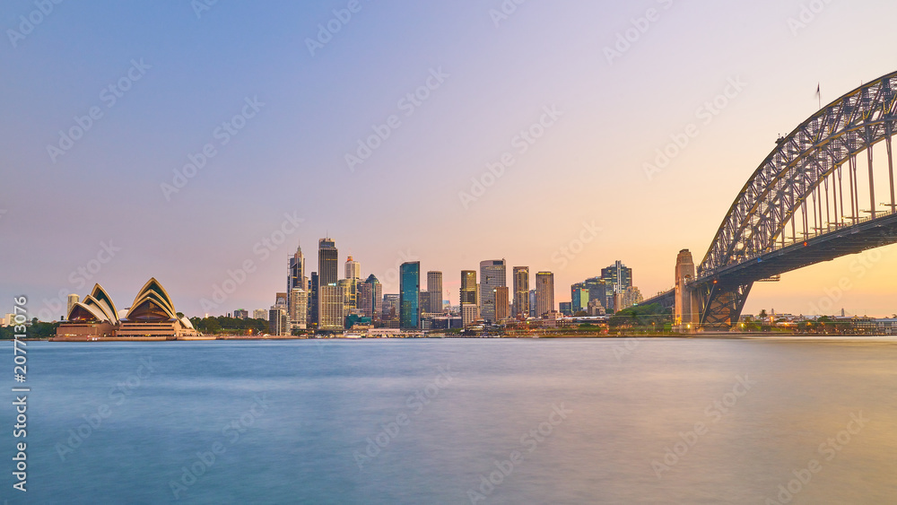 Naklejka premium Sydney Harbour i Cityscape o świcie