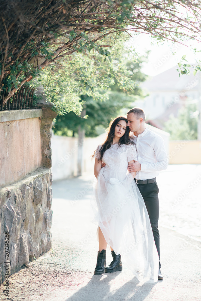Naklejka premium A young, sympathetic couple walks through the streets of the city.