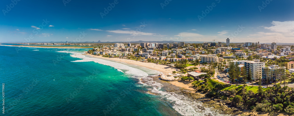 Naklejka premium Aerial panoramiczny obraz fal oceanu na plaży Kings, Caloundra, Queensland