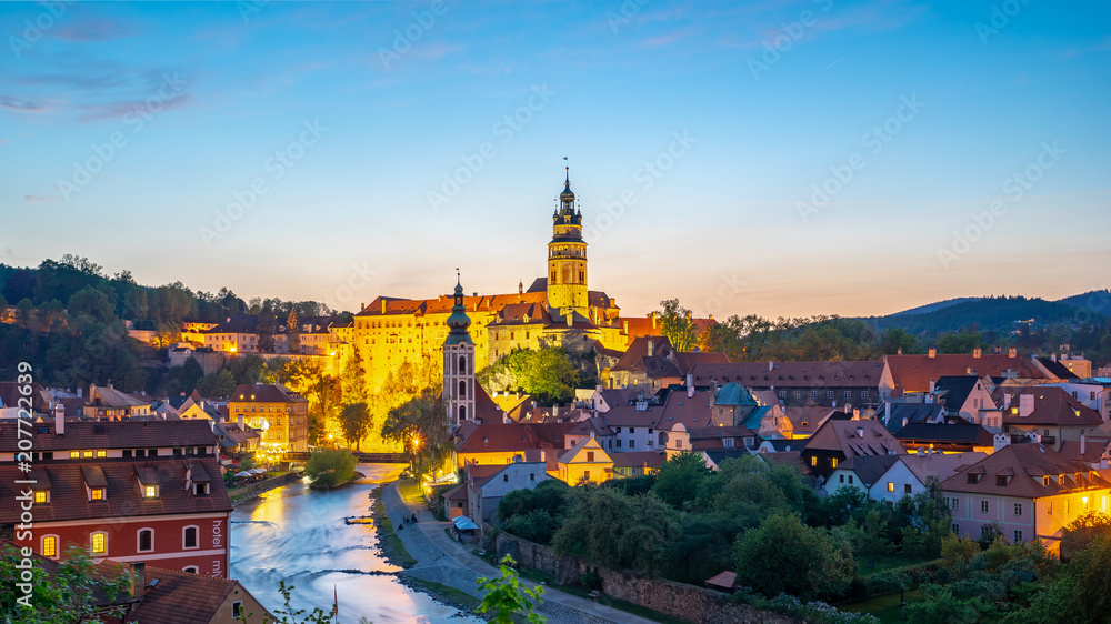 Obraz premium Krumlov Castle at night in Cesky Krumlov, Czech Republic