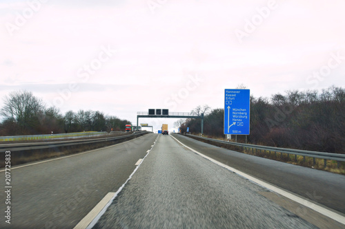Autobahn A 5 nördlich von Frankfurt im Winter 