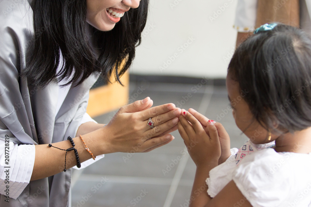 Fototapeta premium kid shaking hand and apologizing