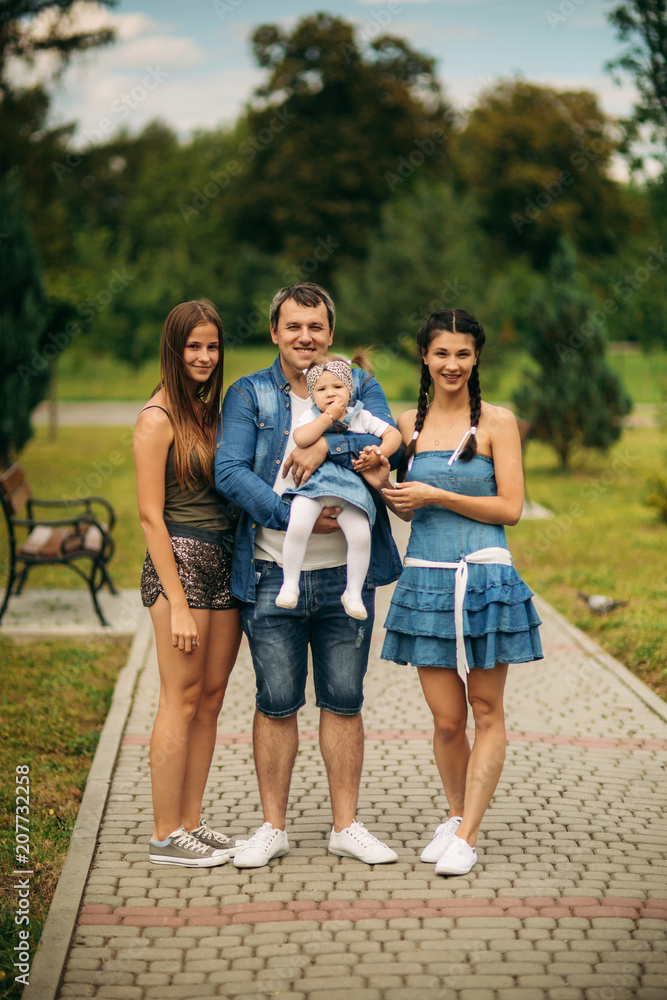 Fototapeta premium Big famify dressed in jeans