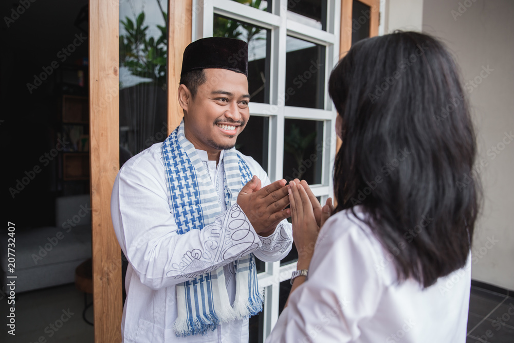 Obraz premium forgiving and apologizing each other. eid mubarak