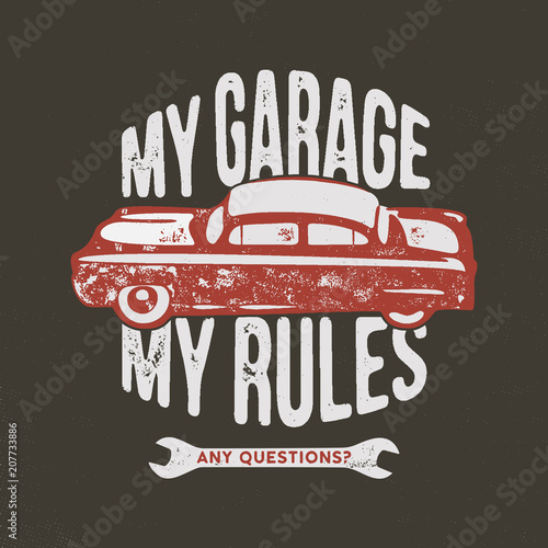 Plakat Mój garaż moje zasady, vintage, ręcznie rysowana ilustracja, emblemat na T-Shirt lub jakikolwiek inny strój, tożsamość. Wyposażony w stare narzędzia samochodowe i garażowe z cytatem typograficznym. Akcyjny wektor