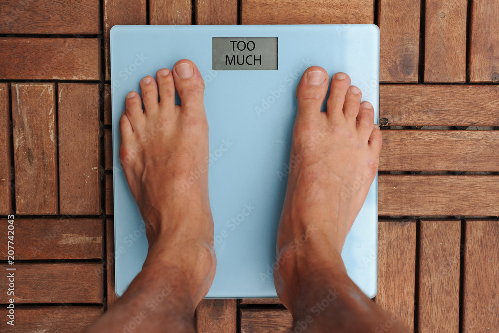 Bilancia per il peso del corpo - dieta e obesita' - con l arrivo dell estate ci si prepara alla prova costume - salute e benessere
