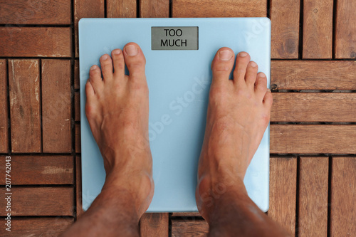 Obraz na płótnie Bilancia per il peso del corpo - dieta e obesita' - con l arrivo dell estate ci si prepara alla prova costume - salute e benessere w salonie