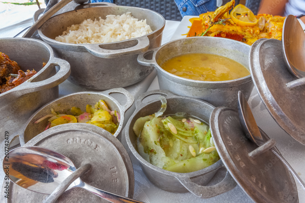 repas créole dans de petites marmites typiques, île de la Réunion repas créole dans de petites marmites typiques, île de la Réunion