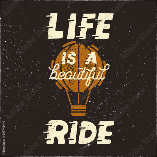 Plakat Życie to piękna jazda. Vintage ręcznie rysowane plakat projekt typografii z gorącym balonem w stylu retro w trudnej sytuacji. Inspirujący emblemat na T-Shirt, kubki i inne nadruki. Akcyjny wektor