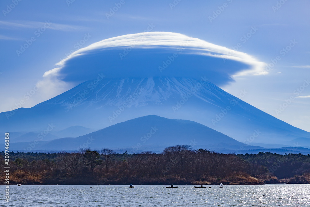 富士山と笠雲、山梨県精進湖にて