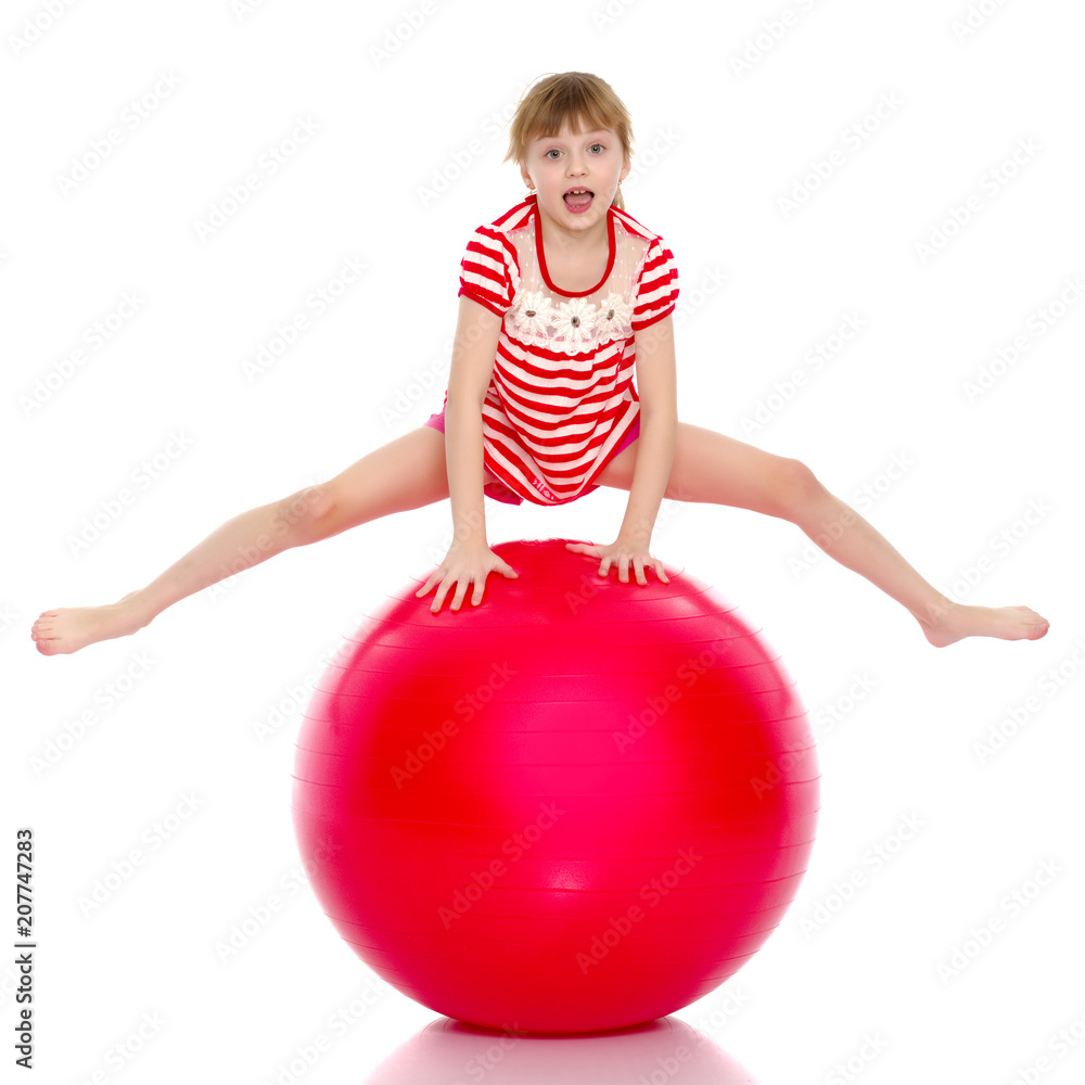 Девушка на шаре 18. Прыгающий мяч. Девочка на фитболе. Девочка прыгает на мяче. Девочка сидит на шаре.