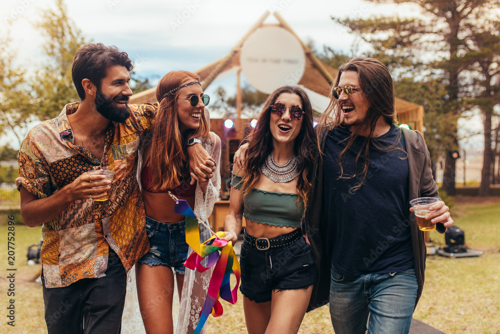 Friends having a great time at music festival - obrazy, fototapety, plakaty 