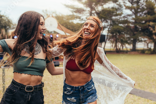 Obraz na plátně Girls having a great time at music festival