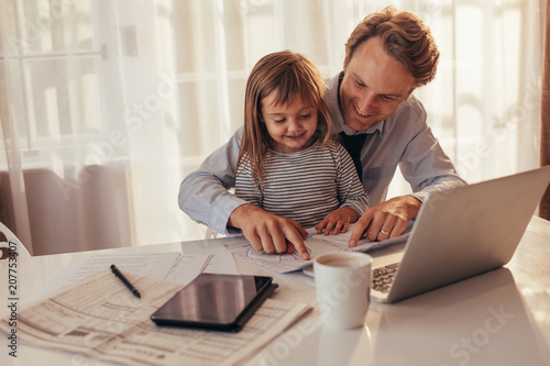 Valokuva Father and daughter spending time together
