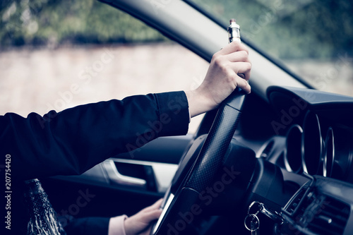 Foto Cigarette électronique en conduisant