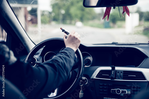 Cigarette électronique au volant photo