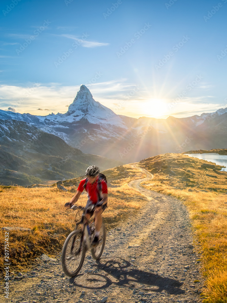 Radfahren in der Schweiz bei Zermatt mit Matterhorn und Stellisee im Hintergrund Radfahren in der Schweiz bei Zermatt mit Matterhorn und Stellisee im Hintergrund