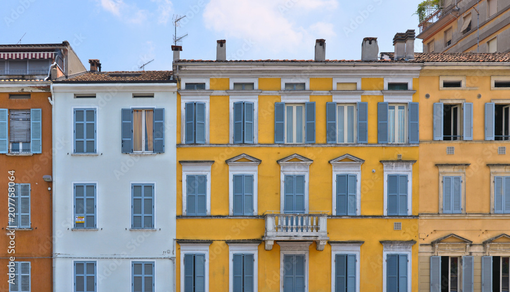coloratissimi palazzi e finestre a Parma, Emilia Romagna, Italia