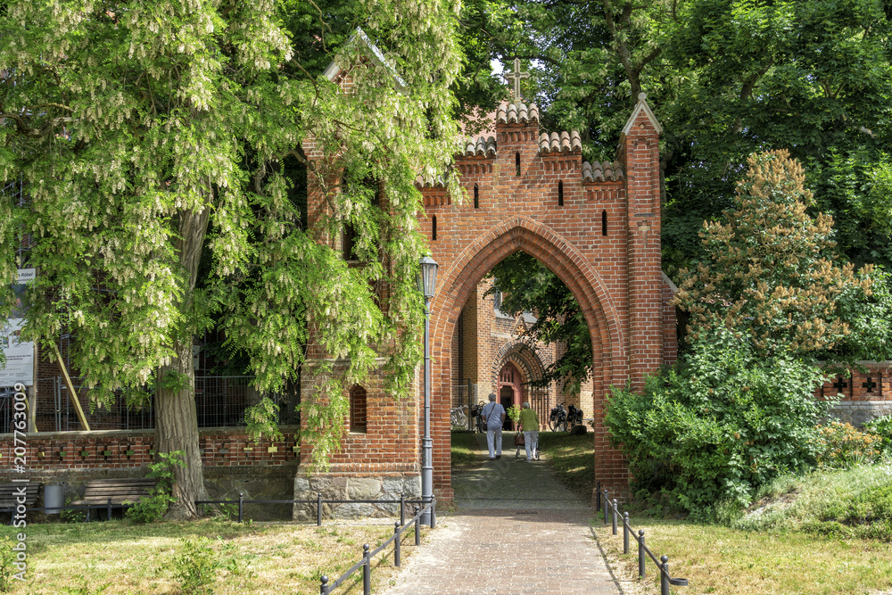 Eingangsportal zum Park der Marienkirche in Röbel, Mecklenburg-Vorpommern