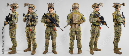 Fotografia Special forces soldier with rifle on white background.