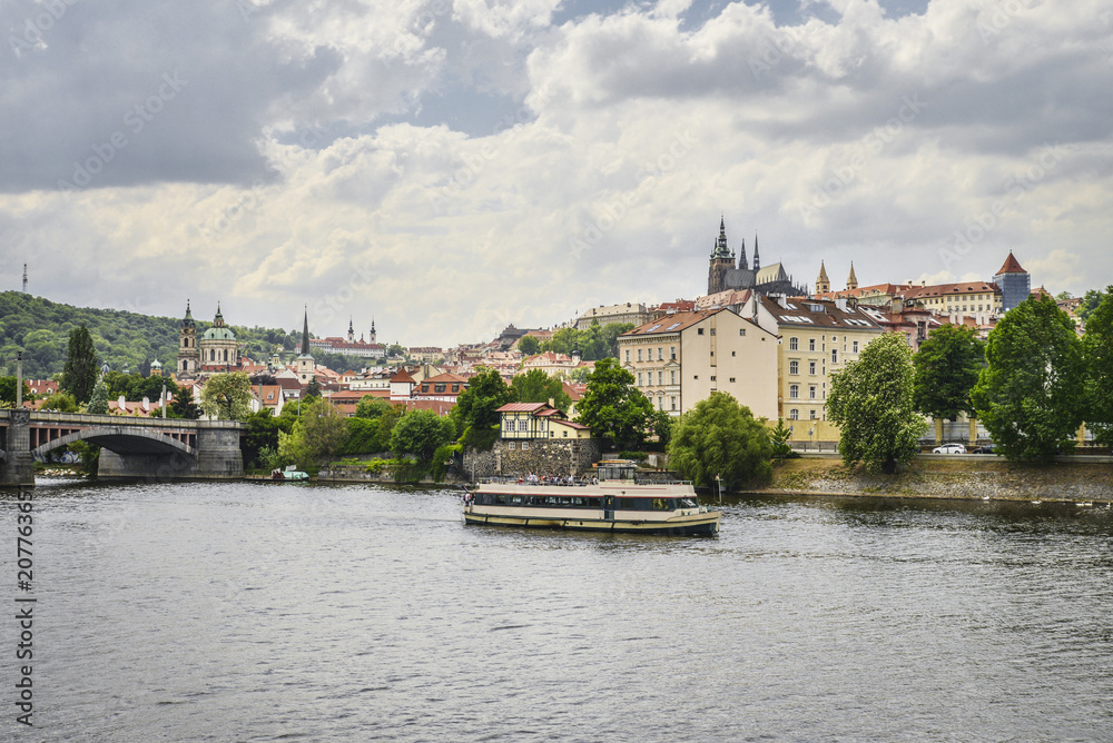 Fototapeta premium Widok z nabrzeża Pragi