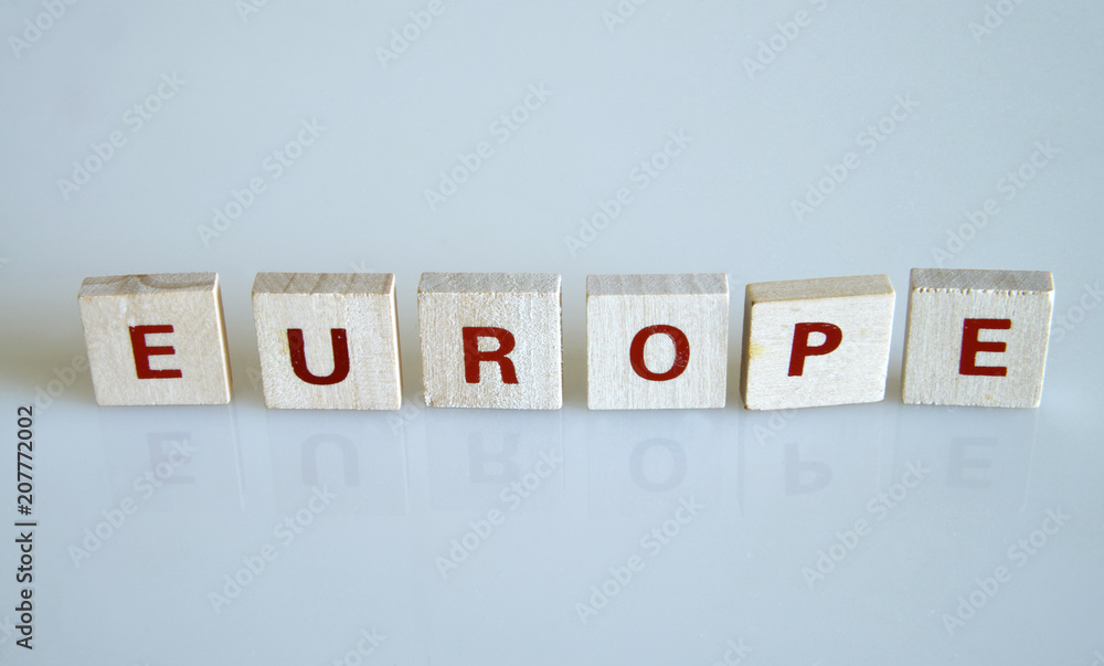 la parola Europe composta da lettere scritte su piccoli tasselli di legno la parola Europe composta da lettere scritte su piccoli tasselli di legno