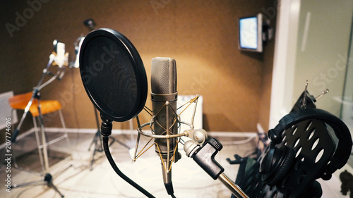 Photos Microphone with pop filter and shock mount