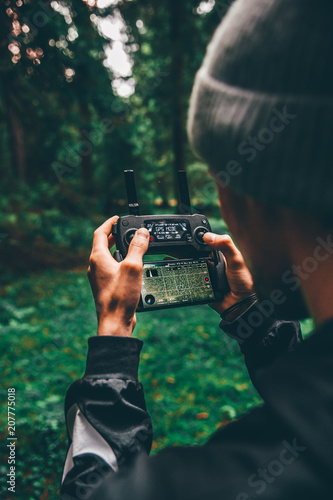 Drohne fliegen, Fernbedienung drohne im Wald  photo