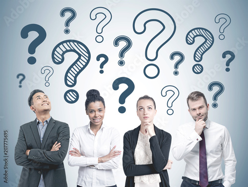 Foto Diverse business team members, question marks