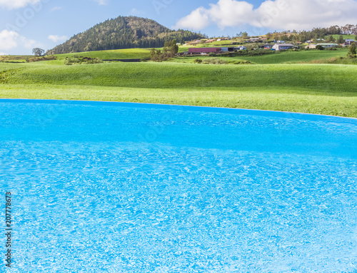 piscine hors-sol sur fond de campagne