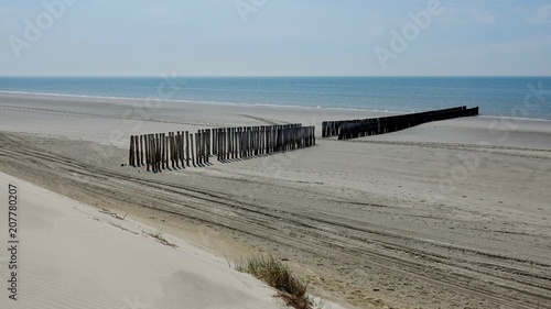 Wellenbrecher aus verwitterten Holzbst  mmen an der Nordsee