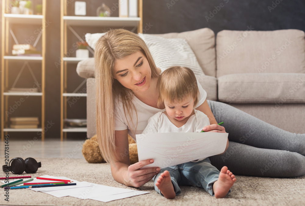 Fototapeta premium Happy mother drawing with her daughter