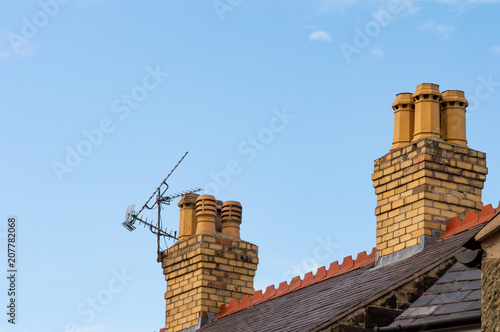 Φωτογραφία Old residential rooftop and chimneys with TV ariel