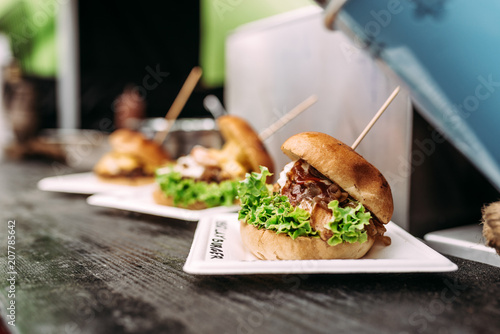 Quadro su tela Delicious burgers. Street food.