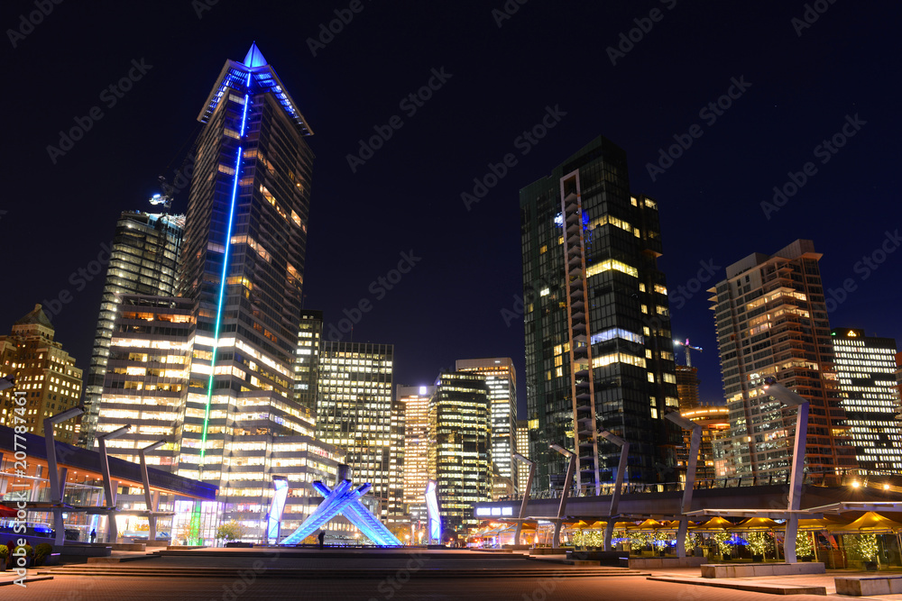Obraz premium Vancouver city financial district at night, Vancouver, British Columbia, Canada.