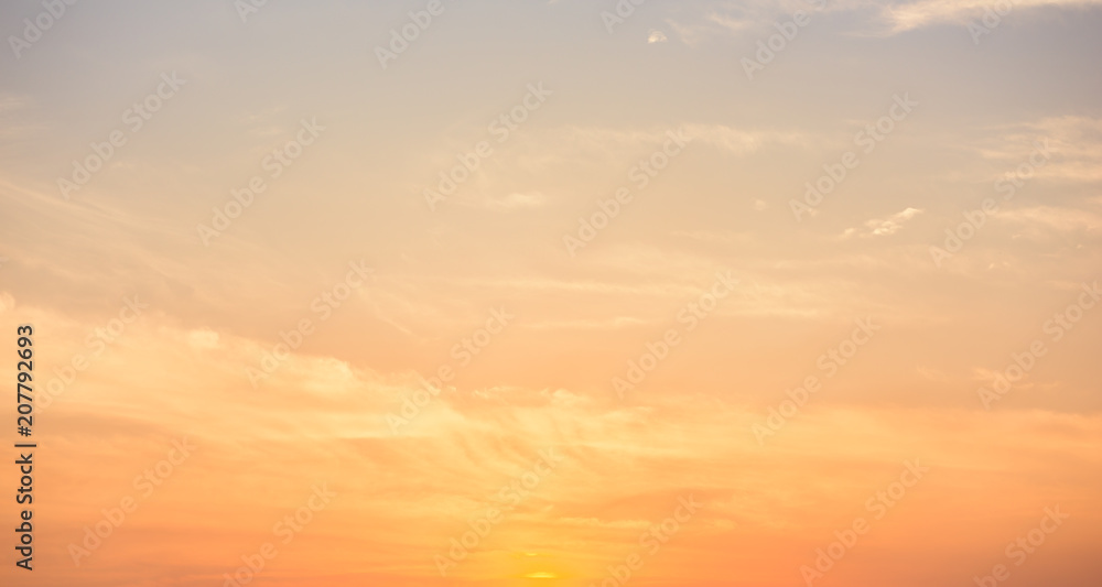 Naklejka premium Panoramiczne niebo zachód słońca