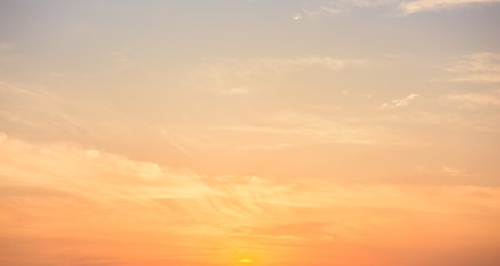 Canvas schilderij Hemel Panoramische zonsondergang in avondlucht  © yotrakbutda