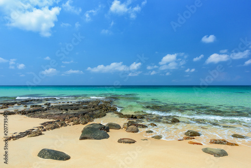 Fototapeta Naklejka Na Ścianę i Meble -  Beautiful beach and tropical sea and rocks in Thailand.