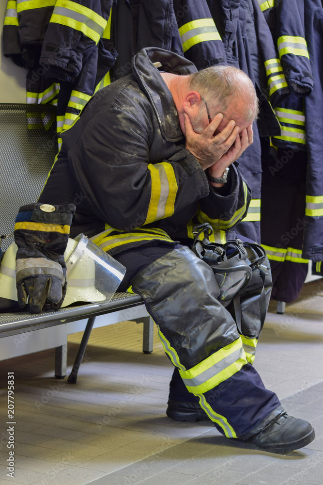 Feuerwehrmann erschöpft PSU Feuerwehrmann erschöpft PSU
