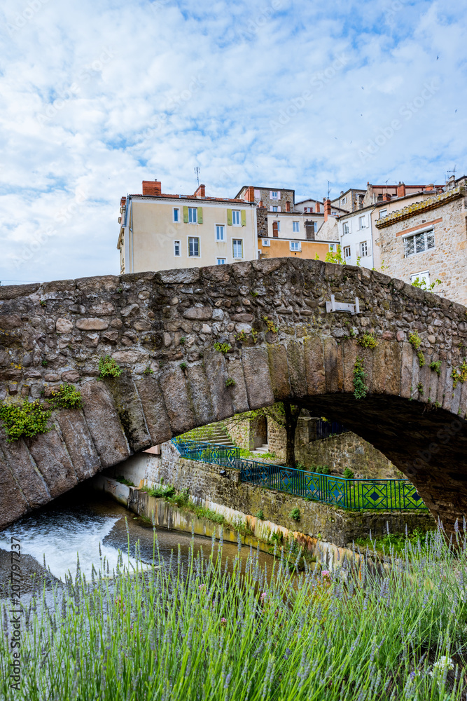 Le vieux pont Valgelas à Annonay Le vieux pont Valgelas à Annonay