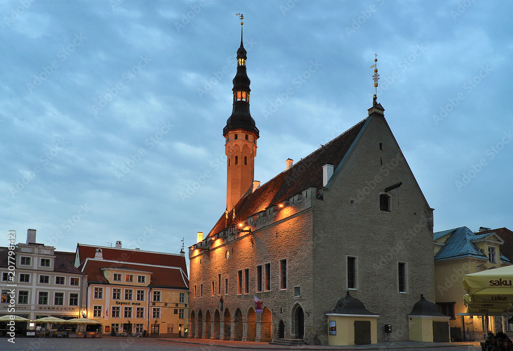 Fototapeta premium Old town hall and town hall square in Tallinn in the morning