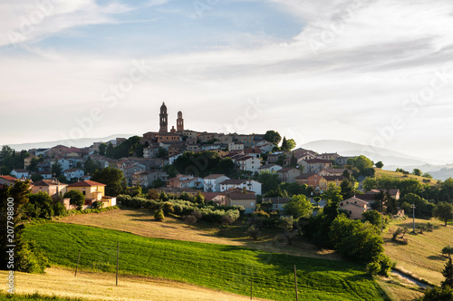 Italia  Pesaro Giugno 2018. Bellissima vista del borgo medievale di Orciano nella regione Mrche con i campi di grano e le magnifiche colline