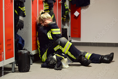 Feuerwehrfrau erschöpft photo