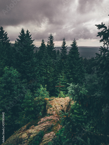 Wandern im Wald, wanderfolk, wanderschuhe am Felsen, Drohne Aufnahme von oben Kreuz photo