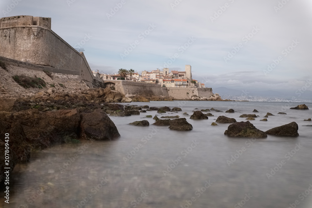 les remparts de la vieille ville d’antibes sur le bord de mer 