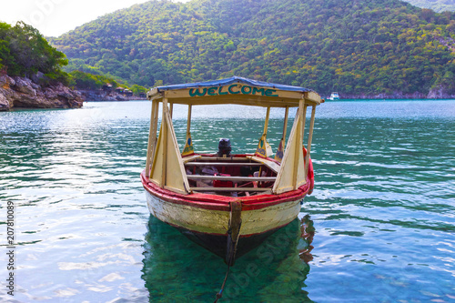 Photographie Haitian Fishing Boat: An old fishing boat near Labadee