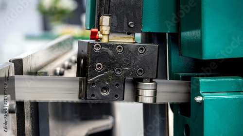 Automatic band saw for metal cutting