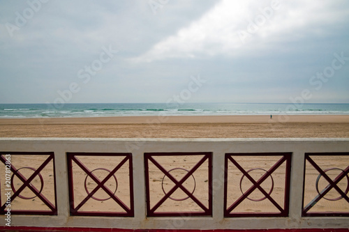 Blick von der Strandpromenade auf das Licht des Meeres photo